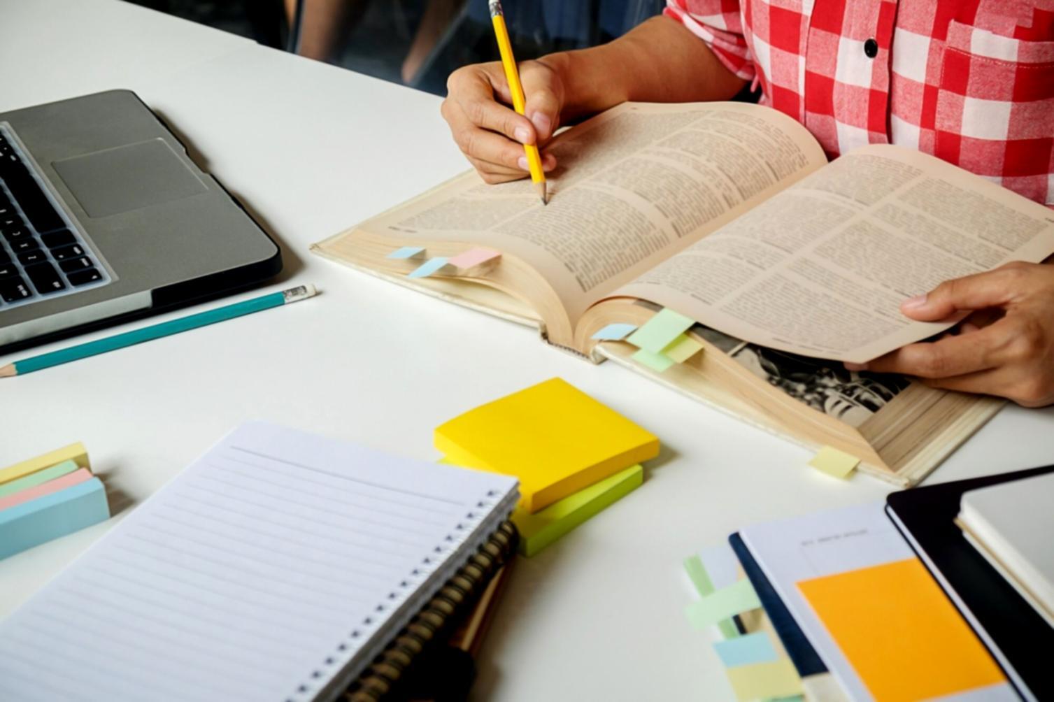 Séance de formation en groupe sur la gestion budgétaire