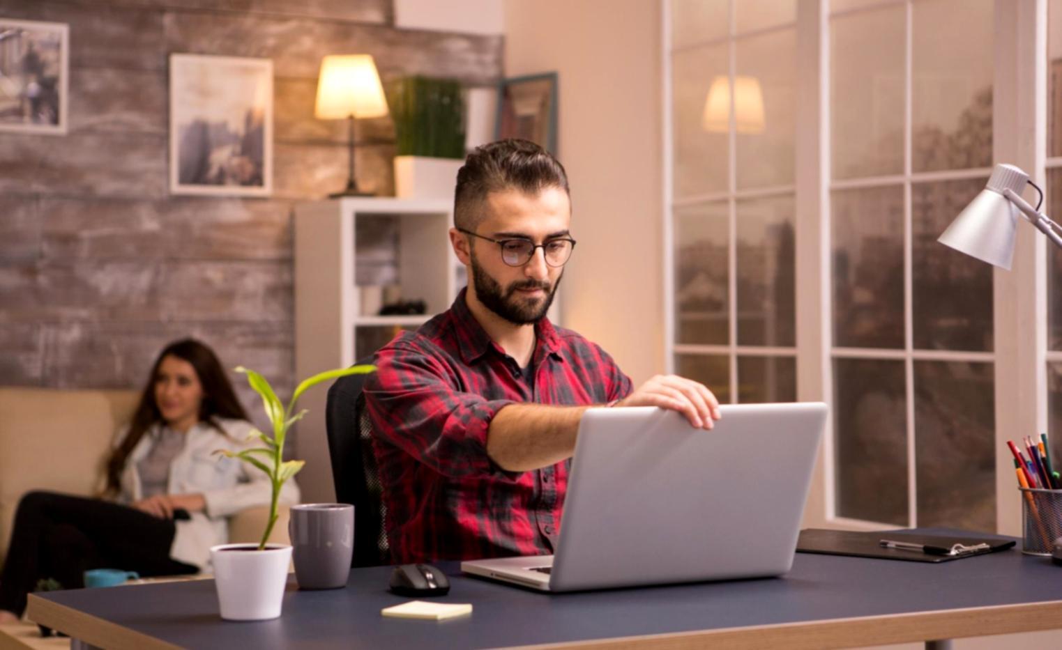 Organisation des finances personnelles sur bureau avec calculatrice et documents